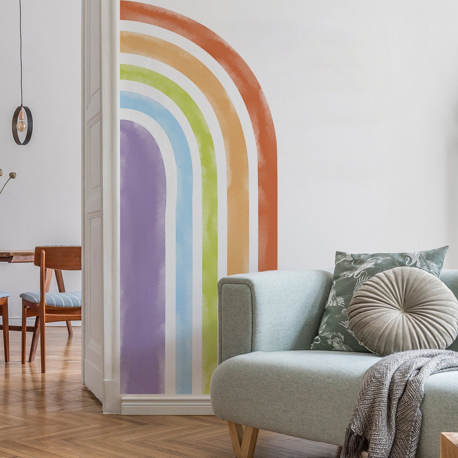 Bunte Regenbogen Wandaufkleber im Kinderzimmer, die eine lebendige Wanddekoration darstellen. Perfekt für kreative Räume von justgoodmood.