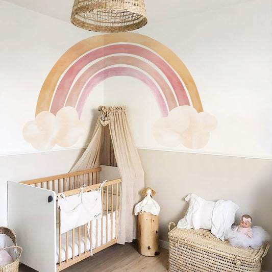 Wandaufkleber von justgoodmood für Kinderzimmer mit einem zauberhaften Regenbogen und verspielten Wolken, perfekt für die Wanddekoration im Babyzimmer.