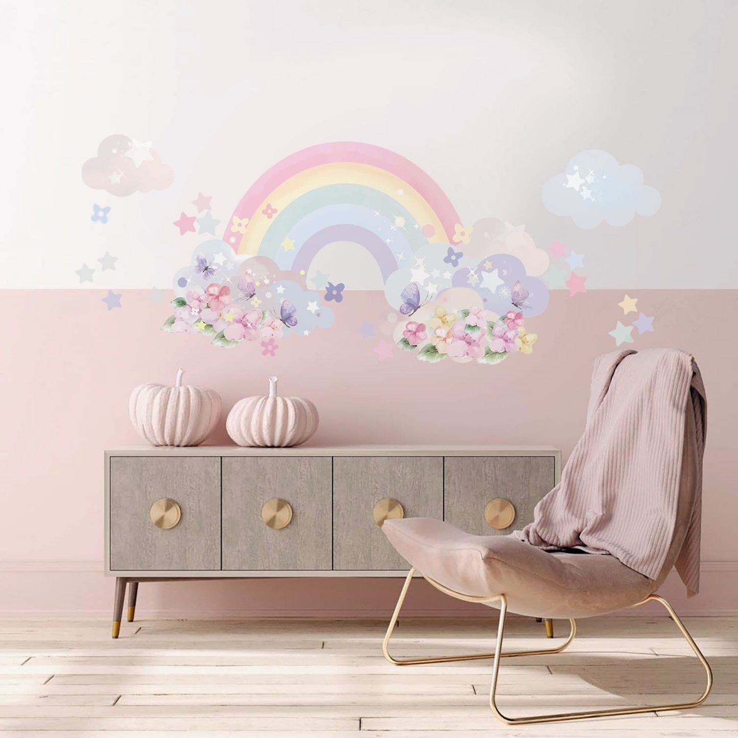 Niedlicher Wandtattoo von justgoodmood für Kinderzimmer, zeigt einen Regenbogen, Wolken und süße Blumen, perfektes Wandbild für die kreative Gestaltung im Babyzimmer.