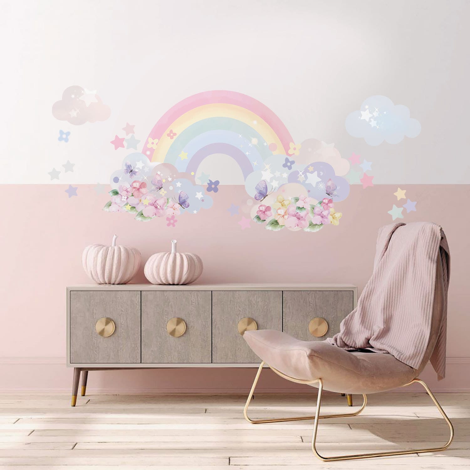 Niedlicher Wandtattoo von justgoodmood für Kinderzimmer, zeigt einen Regenbogen, Wolken und süße Blumen, perfektes Wandbild für die kreative Gestaltung im Babyzimmer.