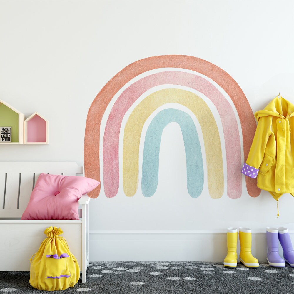Der Boho Stil Regenbogen Wandaufkleber von justgoodmood bringt Farbe und Freude in jedes Kinderzimmer, perfekt für kreative Akzente und eine zauberhafte Atmosphäre.