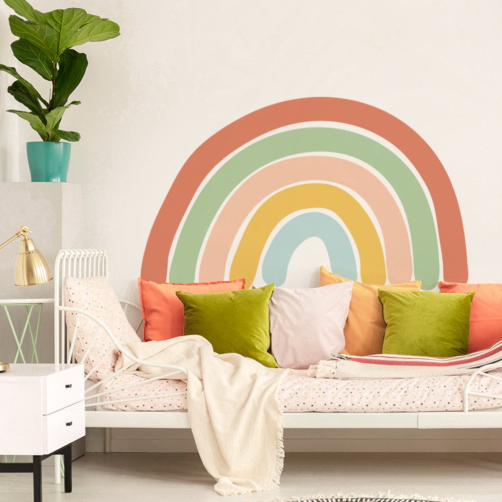 Bezaubernde Regenbogen-Wandaufkleber im Boho-Stil von justgoodmood – ein kreatives Wanddeko-Element für das gemütliche Babyzimmer.