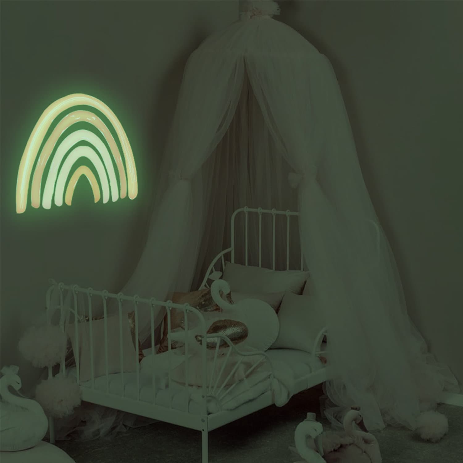 Bezaubernder leuchtender Regenbogen Wandaufkleber im Boho Stil von justgoodmood, ideal für eine magische Kinderzimmereinrichtung.