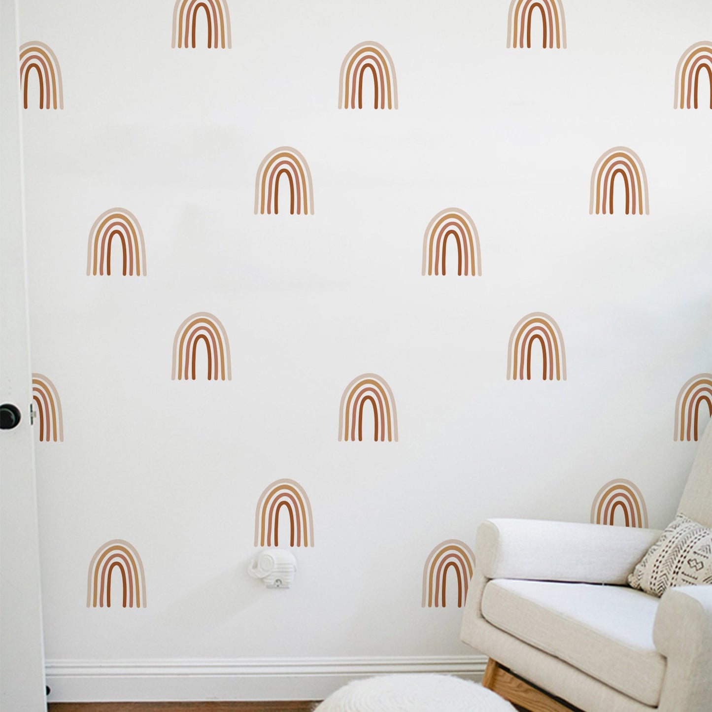 Stilvolle Wandtattoos im Boho-Stil von justgoodmood, bunt und einladend für raffinierte Babyzimmergestaltung.