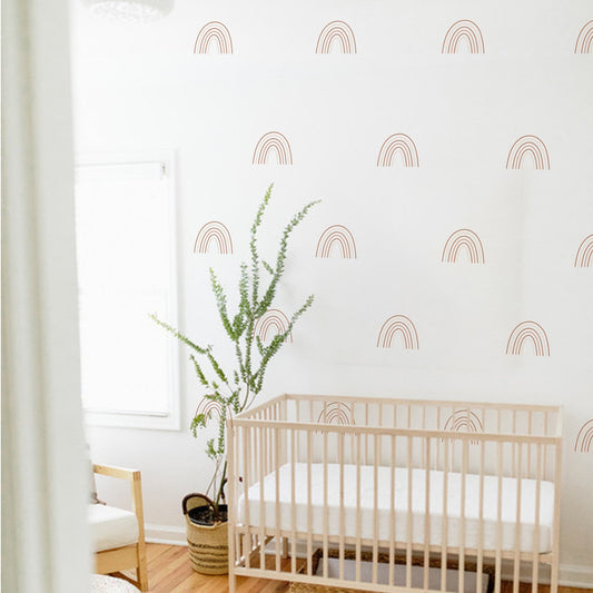 Niedliche Boho Stil Regenbogen Wandtattoos von justgoodmood, modernes und kreatives Kinderzimmer mit Wickelbett und grüner Zimmerpflanze.