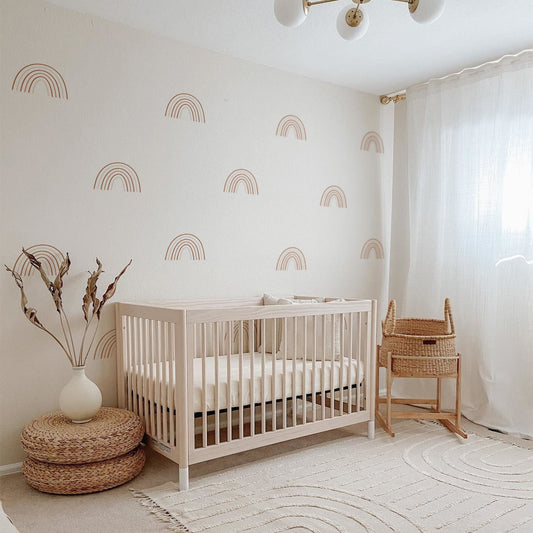 Hochwertige Boho Stil Wandaufkleber im Regenbogen-Design von justgoodmood, fröhliche Wanddeko im Kinderzimmer mit bebildertem Kinderbett und stilvollem Einrichtungselement.