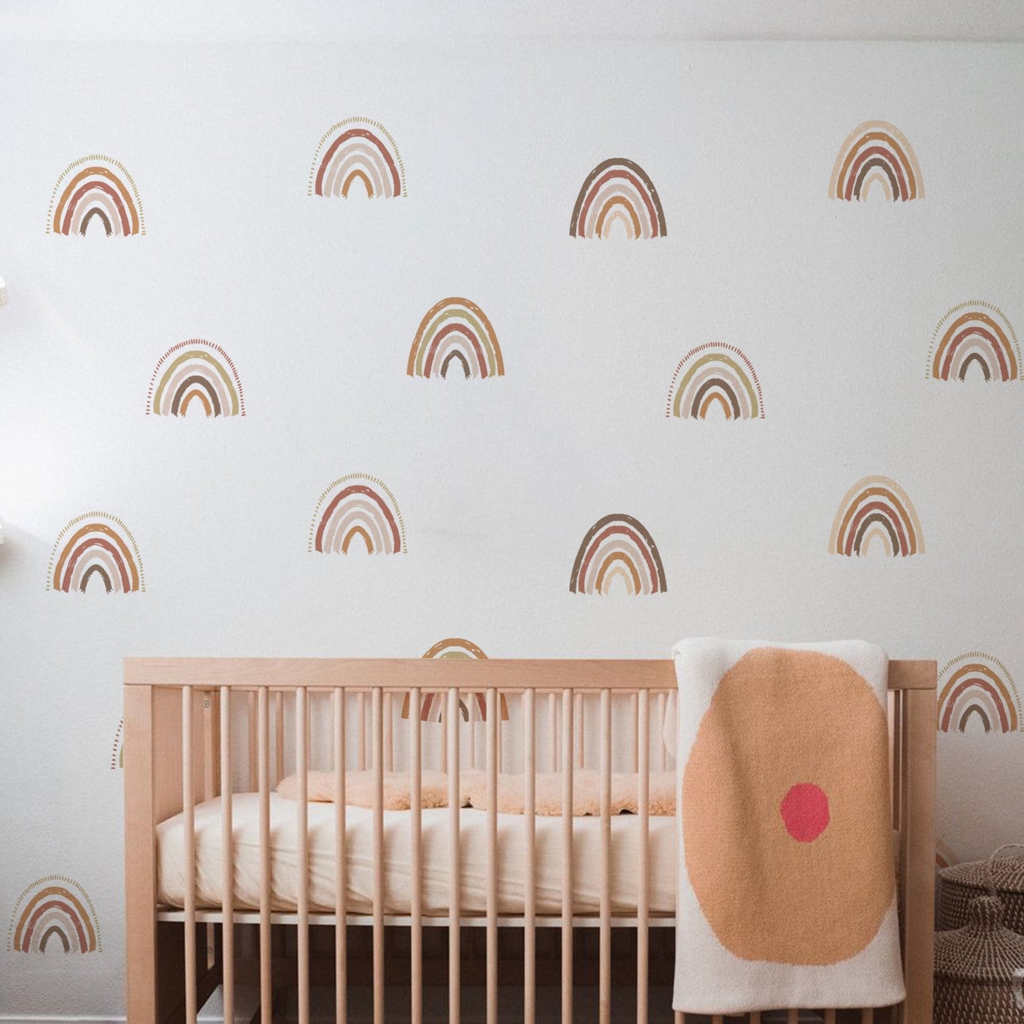 Bunte Boho Regenbogen Wandtattoos von justgoodmood, kreative Gestaltungsidee für Babyzimmer mit fröhlichen Regenbogen auf der Wand.