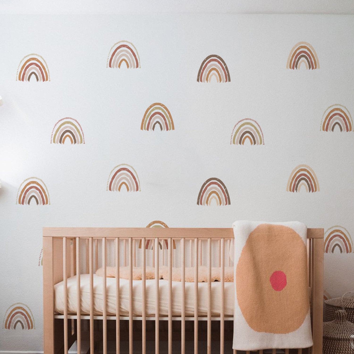 Bunte Boho Regenbogen Wandtattoos von justgoodmood, kreative Gestaltungsidee für Babyzimmer mit fröhlichen Regenbogen auf der Wand.