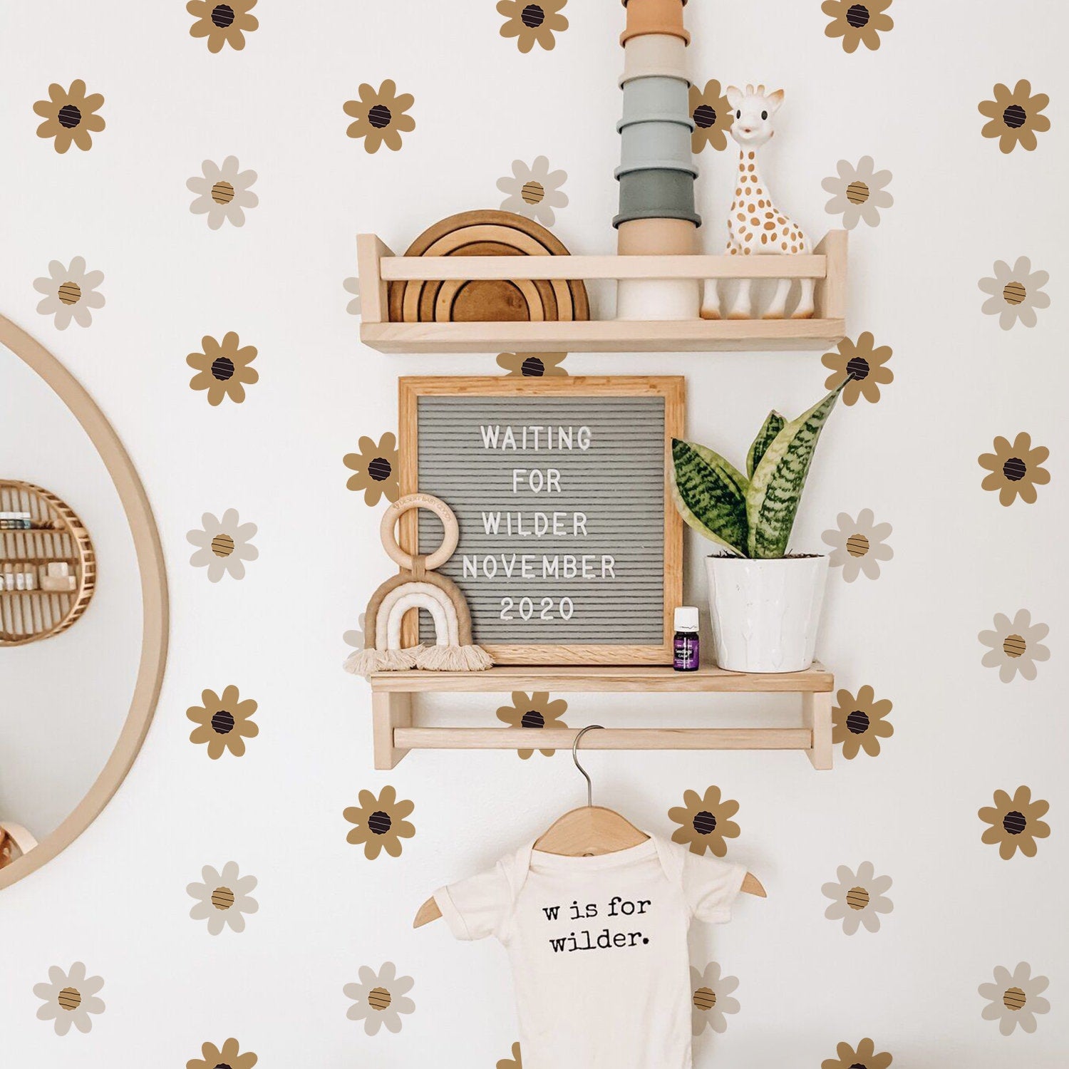 Bunte Boho-Blumen-Wandaufkleber von justgoodmood, die ein Kinderzimmer kreativ dekorieren. Die Bilder sind fröhlich und zeigen eine gemütliche Wand mit niedlichen Blumenstickern, einem hübschen Regal und einem Baby-Outfit.