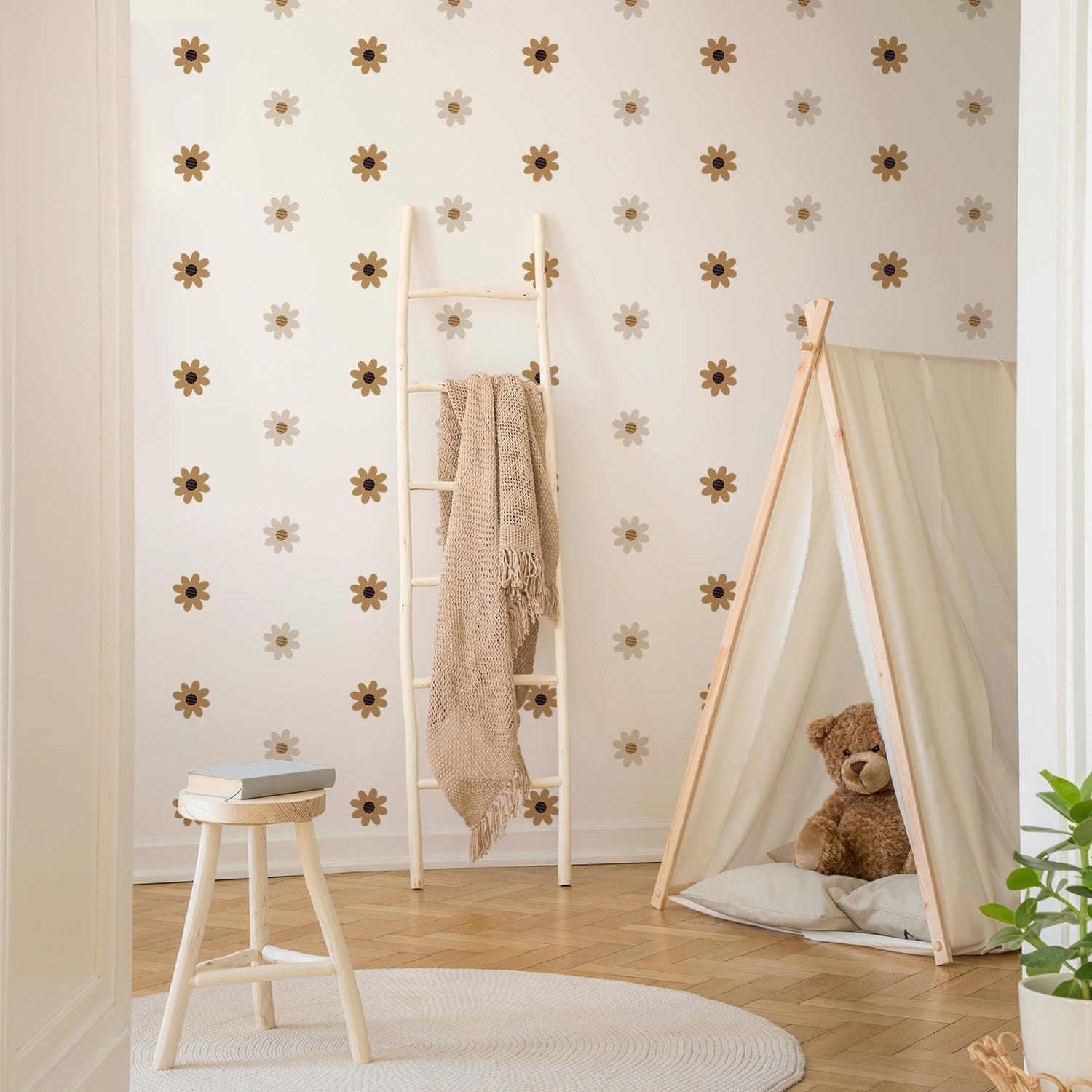 Stilvolles Kinderzimmer mit Wandaufklebern im Boho-Blumen-Stil von justgoodmood. Wände geschmückt mit bunten Blumen und einer gemütlichen Atmosphäre.