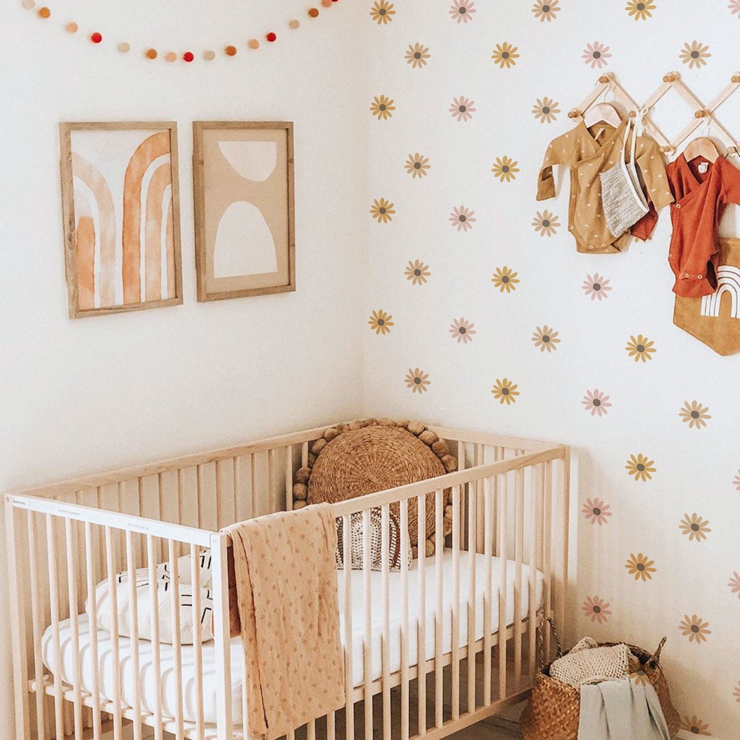 Helles und einladendes Kinderzimmer mit Boho Blumen Wandtattoos von justgoodmood. Die Wanddeko verschönert das Babyzimmer mit farbenfrohen, kreativen Motiven und einem modernen Einrichtungsstil.