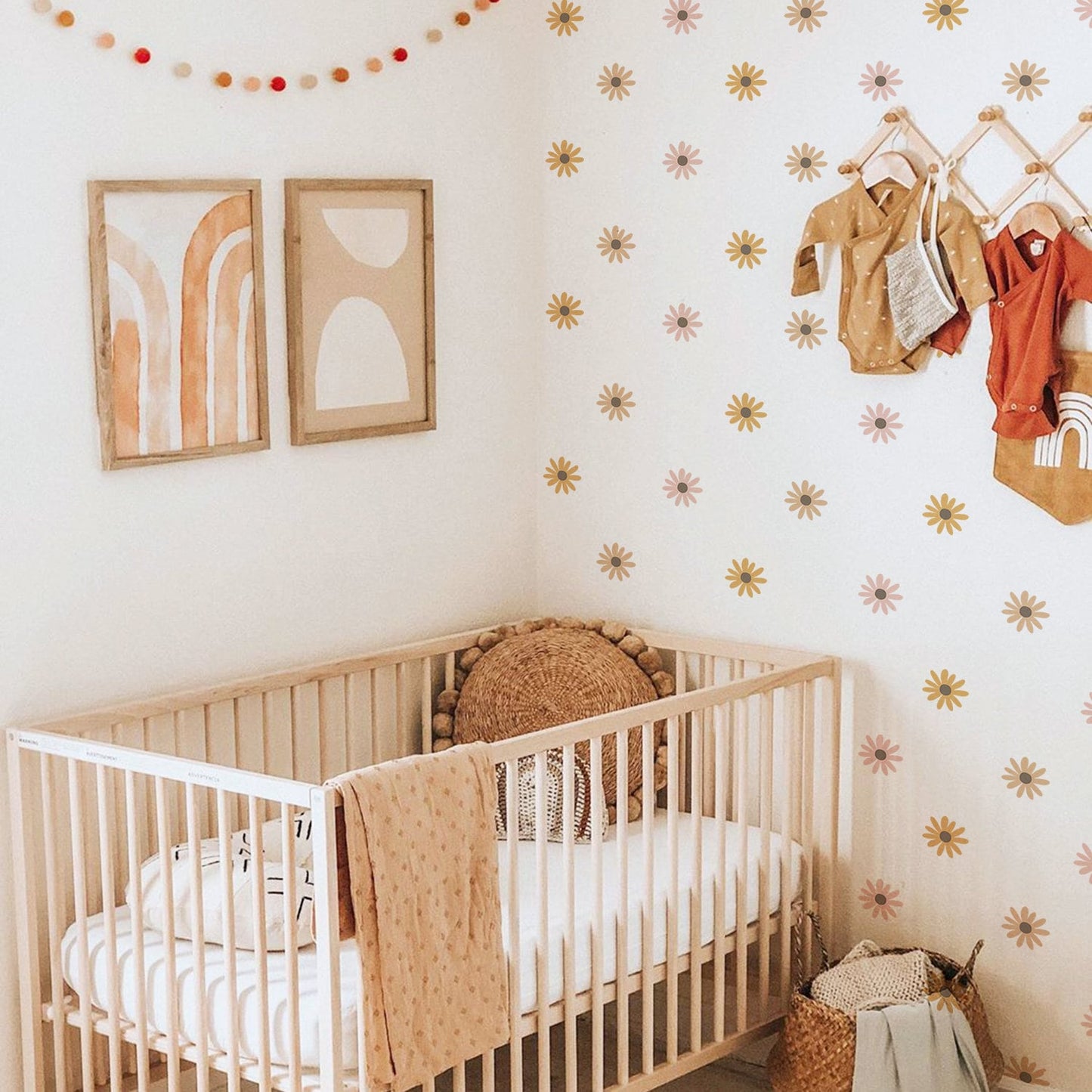 Charmantes Kinderzimmer mit Boho Blumen Wandaufklebern von justgoodmood, die eine lebendige Atmosphäre schaffen. Die Wand ist dekorativ mit bunten Blumenstickern geschmückt.