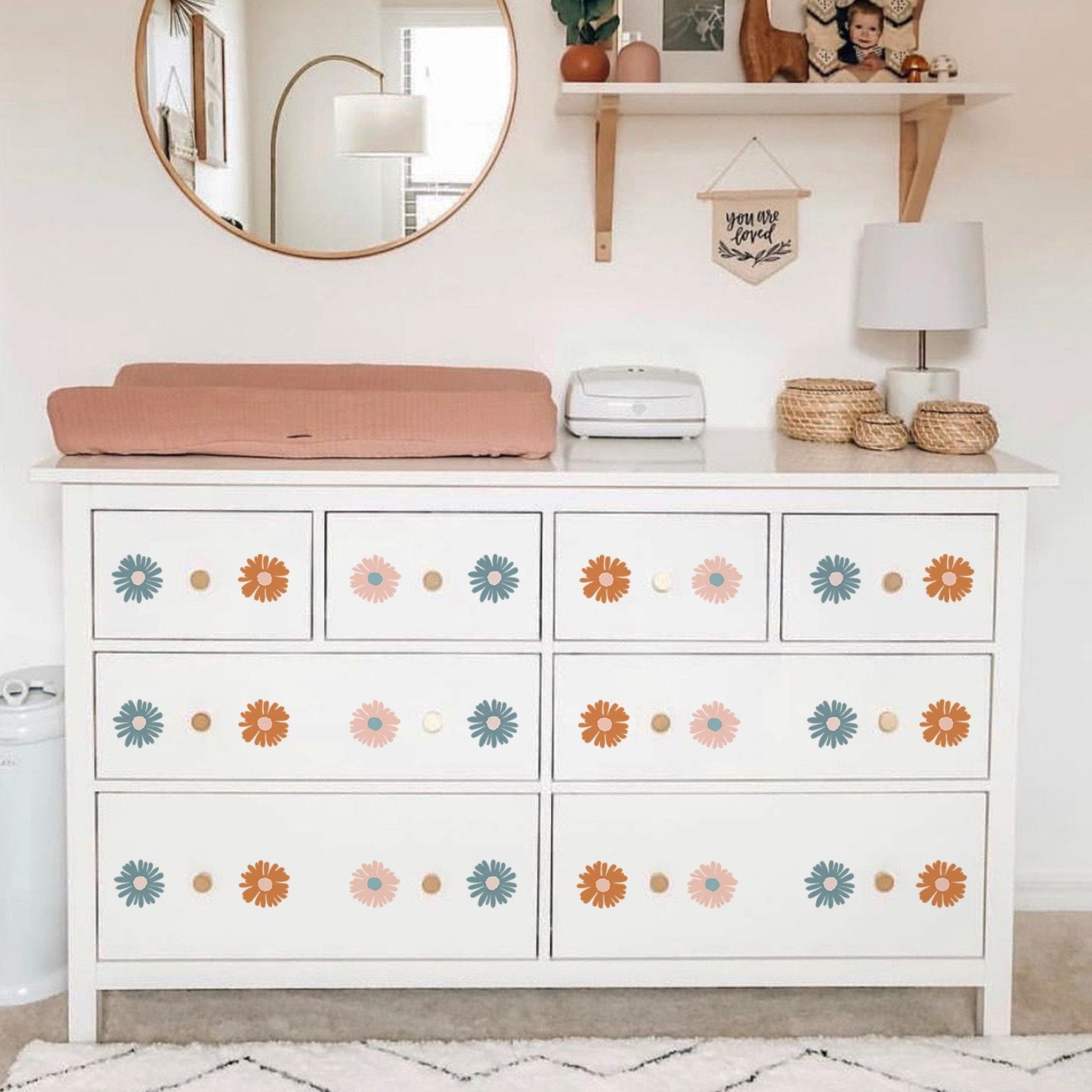 Hübsche Wickelkommode im Kinderzimmer mit Boho-Blumen-Wandtattoos von justgoodmood. Die farbenfrohen Aufkleber verleihen dem Raum eine fröhliche Atmosphäre.