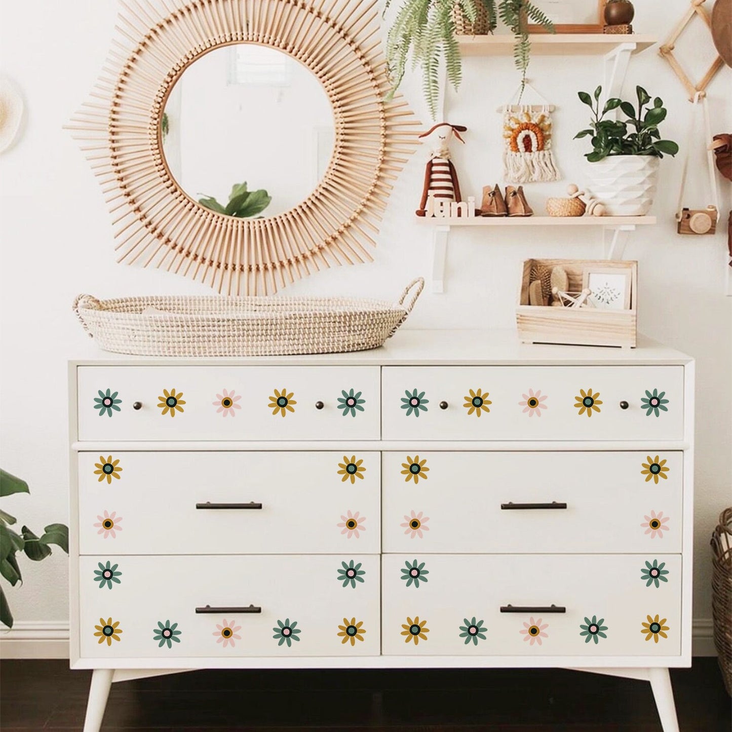 Stilvolles Kinderzimmer mit Wandaufklebern von justgoodmood. Bunte Blumenaufkleber verschönern die Kommode in diesem einladenden Raum. Perfekt für die kreative Gestaltung des Babyzimmers.