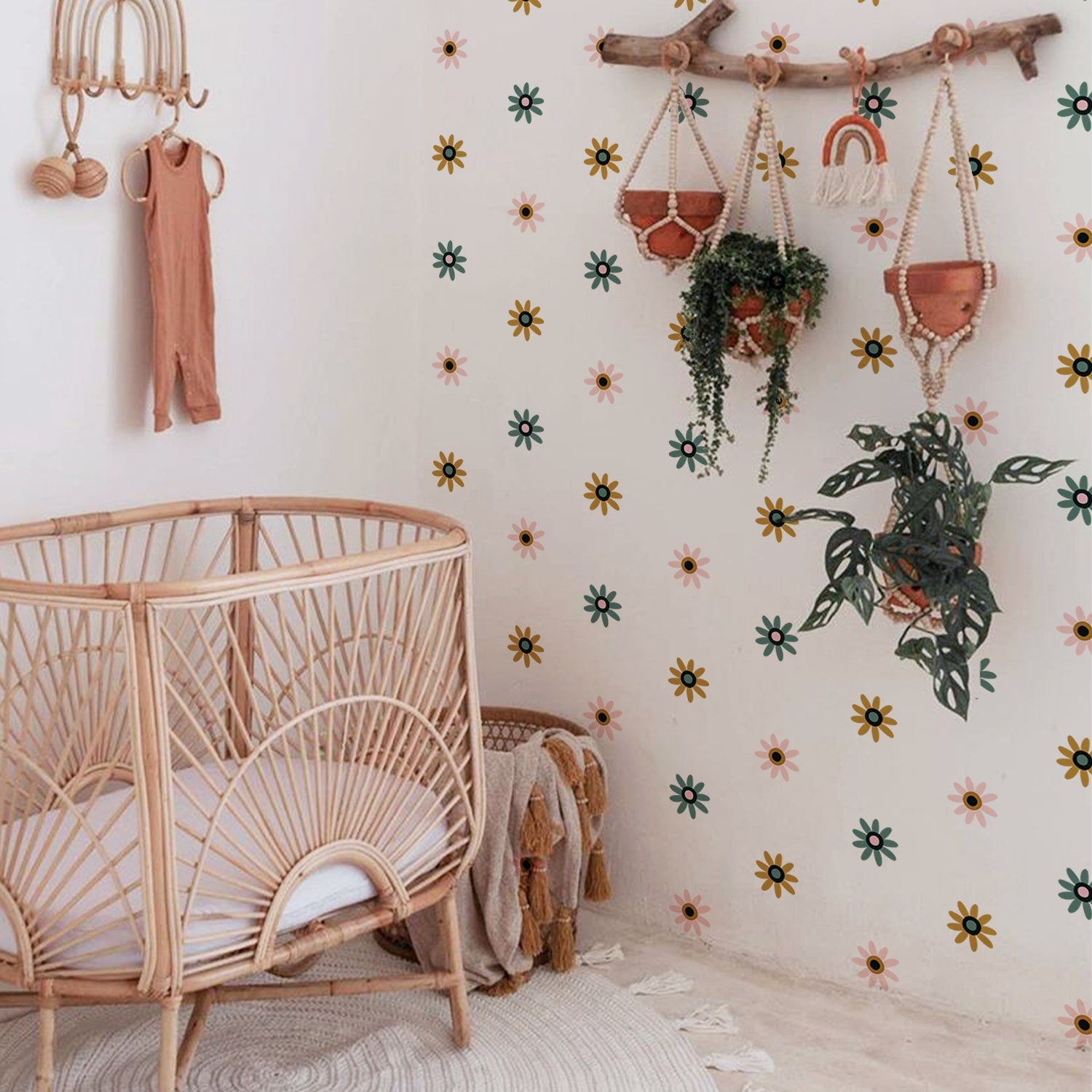 Fröhliche Wanddekoration für das Kinderzimmer mit Blumen-Wandaufklebern von justgoodmood. Niedliche und farbenfrohe Wandtattoos verwandeln das Babyzimmer in eine verspielte Atmosphäre.