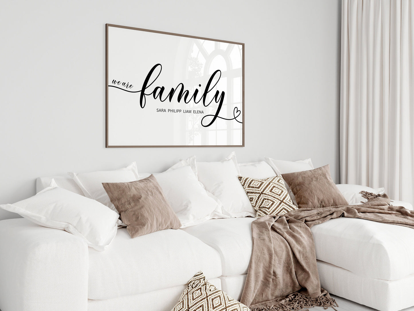 Personalisierte Kunst von justgoodmood, zeigt ein elegantes Familienposter, ideal zur dekorativen Gestaltung von Wohnräumen.