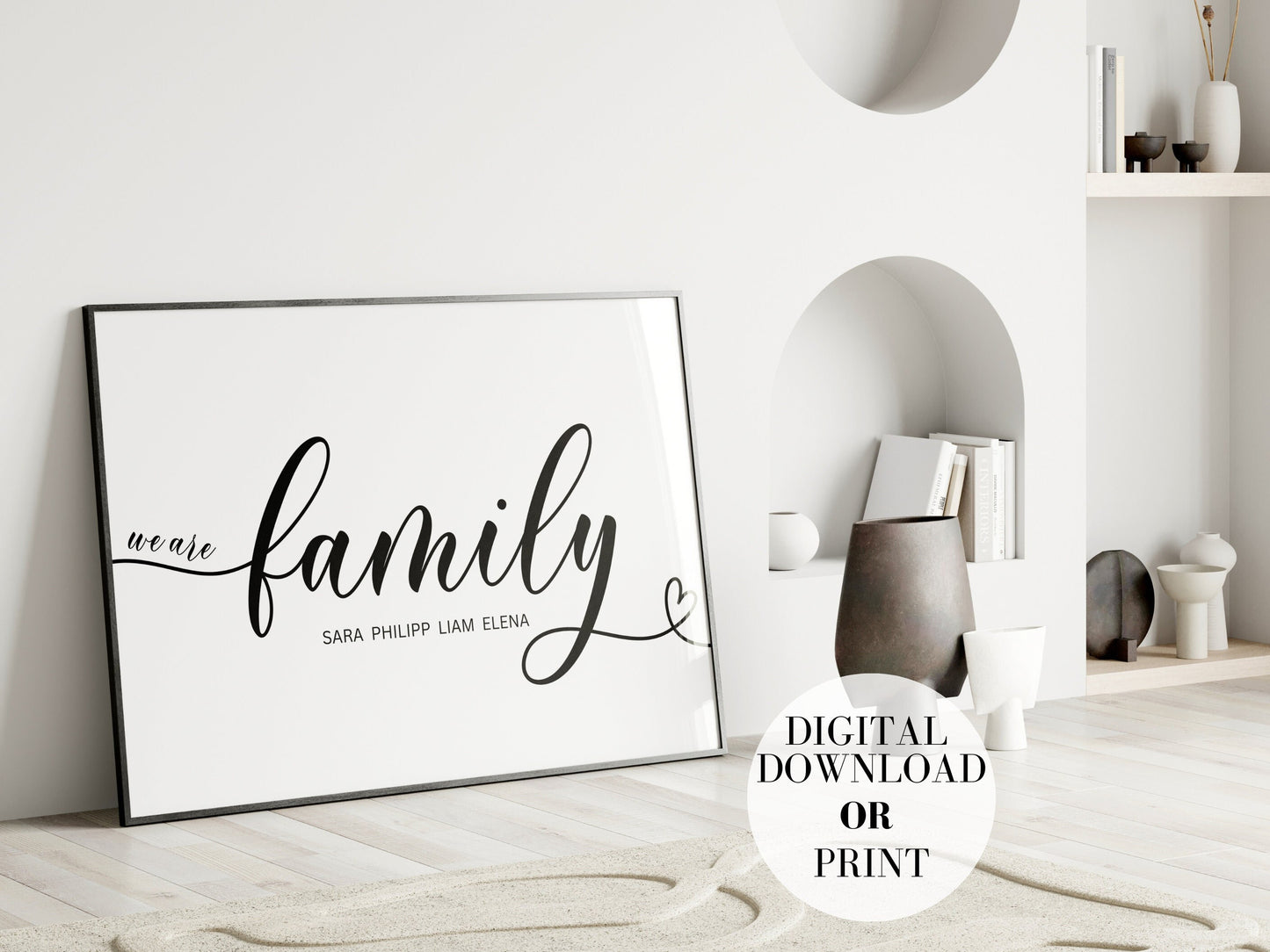 Wandbild Familienposter von justgoodmood, personalisiert mit Namen, ergänzt durch eine moderne Dekoration, ideal für Wohnzimmer oder Schlafzimmer.