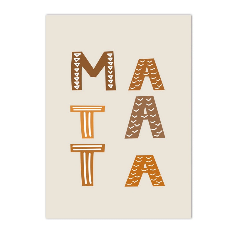 Kreativer Kunstdruck mit dem Wort 'MATATA' in fröhlicher Schriftart, ideal für die Wandgestaltung im Kinderzimmer von justgoodmood, Poster Kinderzimmer Hakuna Matata Löwe.