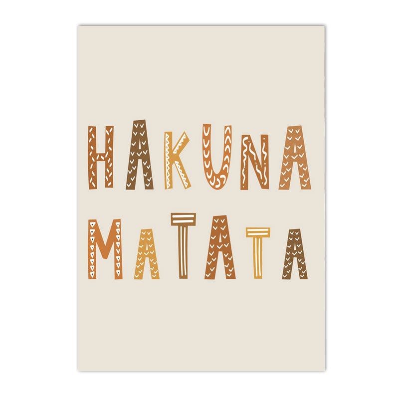 Süßes Poster mit dem Spruch "Hakuna Matata", gestaltet in warmen Farben und fröhlichem Design, perfekt für die Wanddekoration im Kinderzimmer. Poster Kinderzimmer Hakuna Matata Löwe I Kinderzimmer Bilder I Wand Deko I Kunst Druck I Deko Print I ohne Rahmen von justgoodmood.