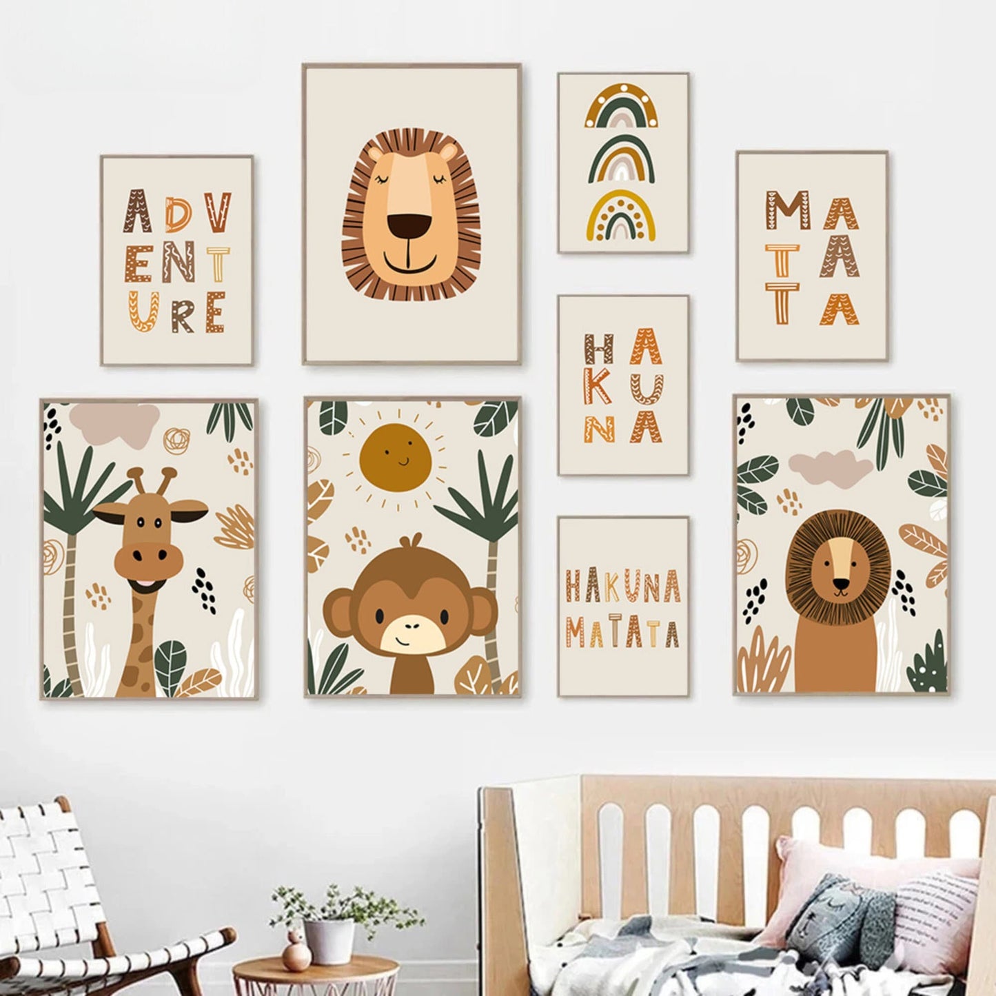 Fröhliches Kinderzimmer mit mehreren Kunstpostern, darunter ein Löwen-Motiv, das Abenteuer und Lebensfreude ausstrahlt. Ideal für die Wanddekoration, Poster Kinderzimmer Hakuna Matata Löwe I Kinderzimmer Bilder I Wand Deko I Kunst Druck I Deko Print I ohne Rahmen von justgoodmood.