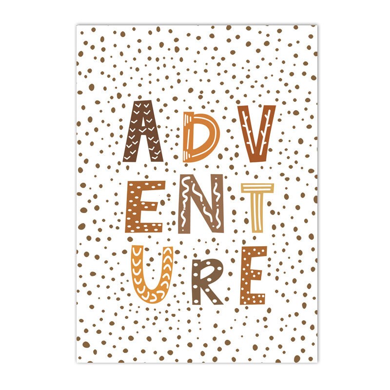Inspirierendes Poster von justgoodmood mit dem Wort 'ADVENTURE' in farbenfrohen Buchstaben auf einem gepunkteten Hintergrund, eine perfekte Ergänzung für das Kinderzimmer. Hakuna Matata Löwe Tiger Design.