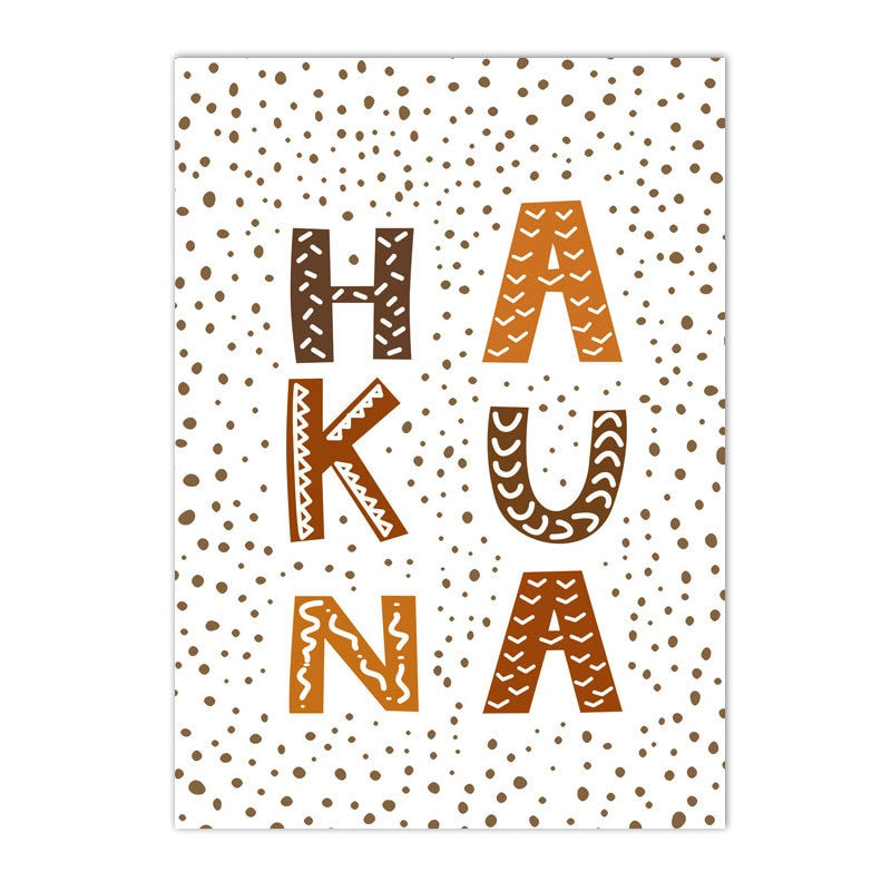 Kreatives Poster mit dem Titel "Hakuna Matata Löwe Tiger" von justgoodmood, das die fröhliche Botschaft "Hakuna Matata" in bunten Buchstaben darstellt. Ideal für die Wandgestaltung im Kinderzimmer.