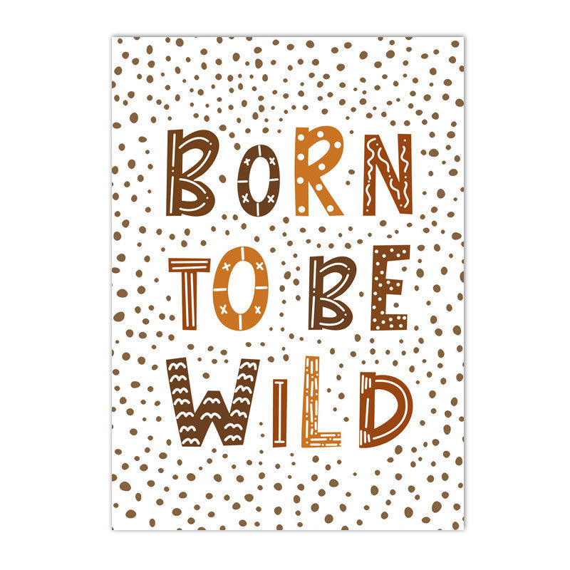 Fröhliches Poster mit dem Spruch "Born to be wild" auf punktemusterndem Hintergrund, ideal für das Kinderzimmer. Kunstwerk von justgoodmood, inspiriert von der Botschaft "Hakuna Matata Löwe Tiger", tolles Deko-Motiv für kleine Abenteurer!