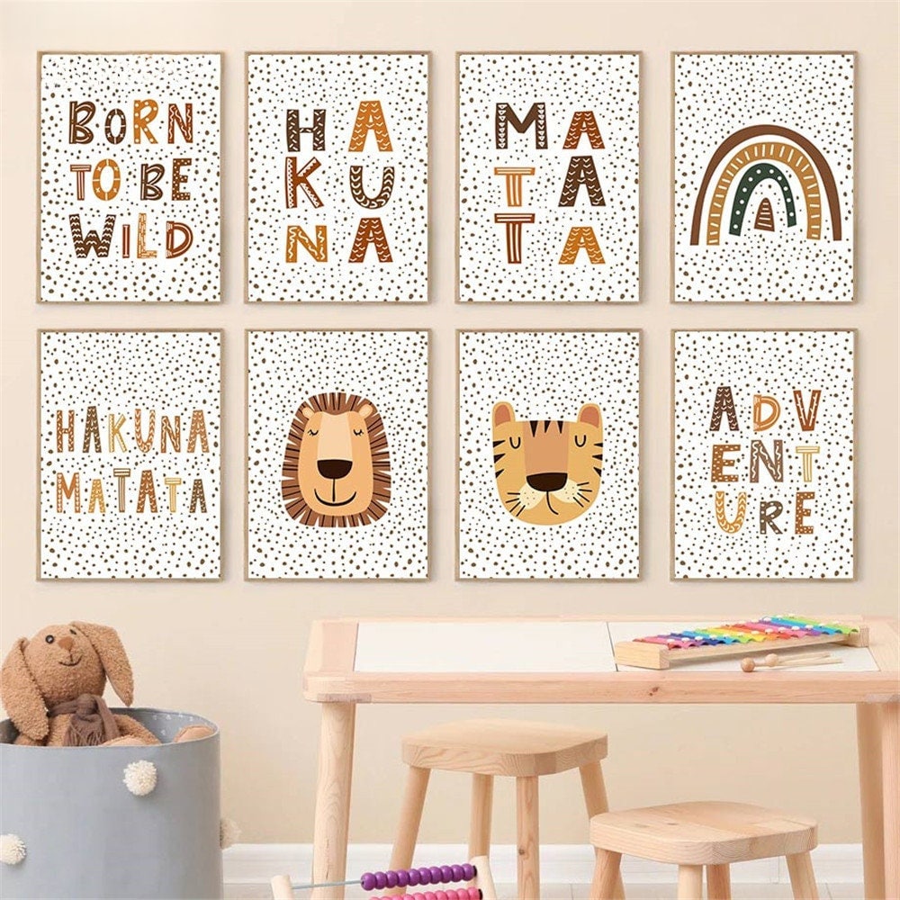Lebendige Wanddekoration für Kinderzimmer mit dem Titel "Hakuna Matata Löwe Tiger" von justgoodmood. Das Poster zeigt fröhliche Illustrationen mit tierischen Motiven und inspirierenden Sprüchen, ideal für kreative Kinderzimmergestaltung.