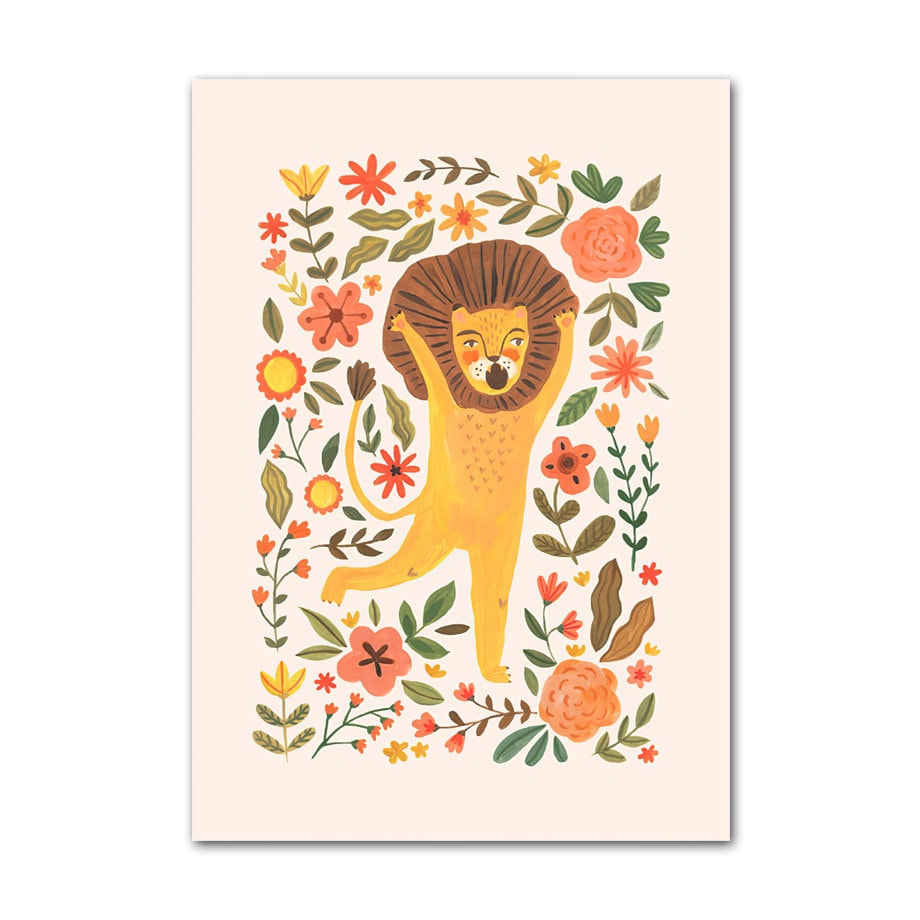 Fröhlicher Löwe umgeben von bunten Blumen, Kinderzimmer Poster Löwe Sonne Blitz Zitat von justgoodmood.