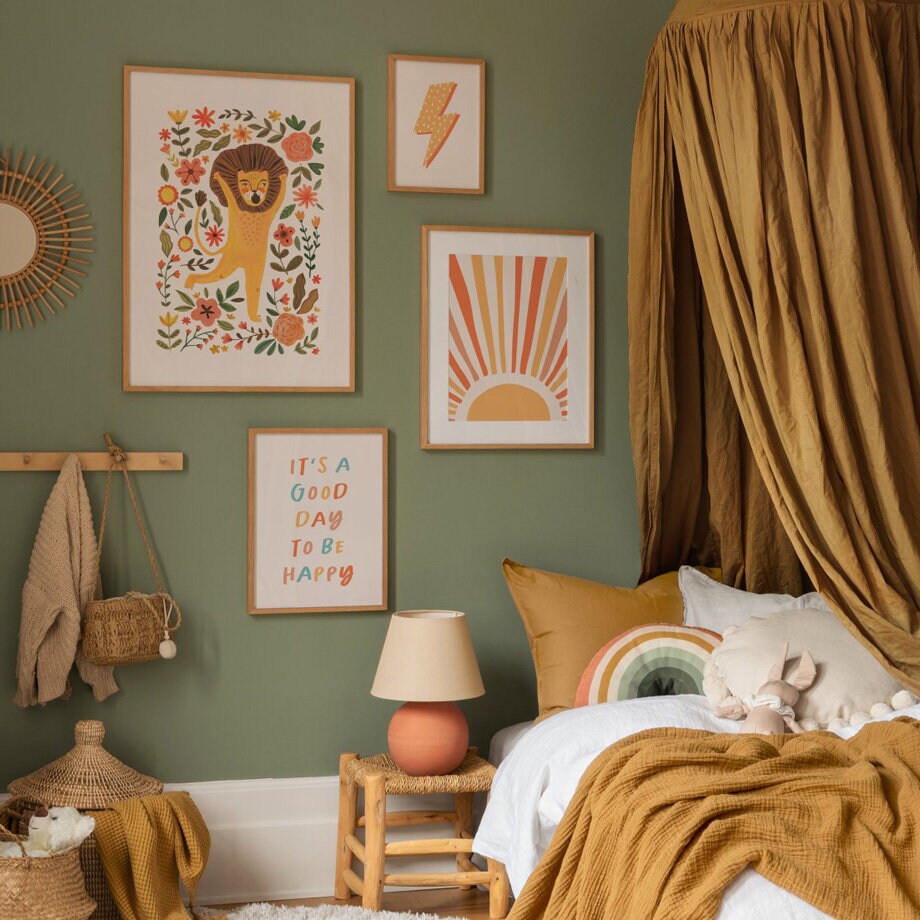 Wunderschöne Wandgestaltung mit dem Poster 'Löwe Sonne Blitz Zitat' von justgoodmood. Kreatives Kinderzimmer mit einer beruhigenden Farbpalette und inspirierenden Elementen.