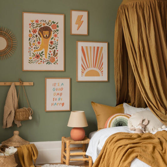 Wunderschöne Wandgestaltung mit dem Poster 'Löwe Sonne Blitz Zitat' von justgoodmood. Kreatives Kinderzimmer mit einer beruhigenden Farbpalette und inspirierenden Elementen.