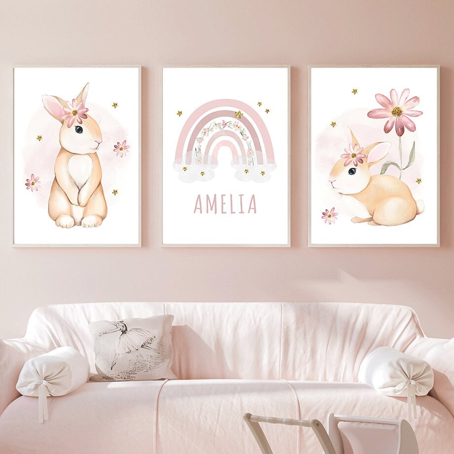 Charmantes Poster mit personalisiertem Namen 'Amelia', Regenbogen und Hasen, wundervolle Wanddeko für das Kinderzimmer von justgoodmood.