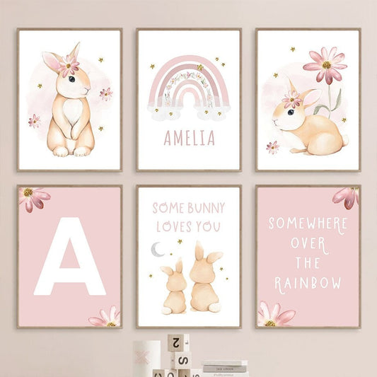 Niedliches Poster Kinderzimmer mit Regenbogen und Hase, personalisiert mit Namen 'Amelia', Rosa Deko von justgoodmood, ideal für die Wandgestaltung.