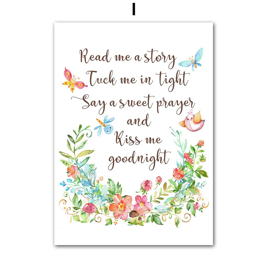 Süßer Wanddruck mit dem Text 'Read me a story, Tuck me in tight, Say a sweet prayer and Kiss me goodnight' umrahmt von fröhlichen Blumen und Schmetterlingen, speziell für das Kinderzimmer von justgoodmood - Poster Kinderzimmer Tiere Eule Bär Reh I Name Personalisiert I Kinderzimmer Bilder.