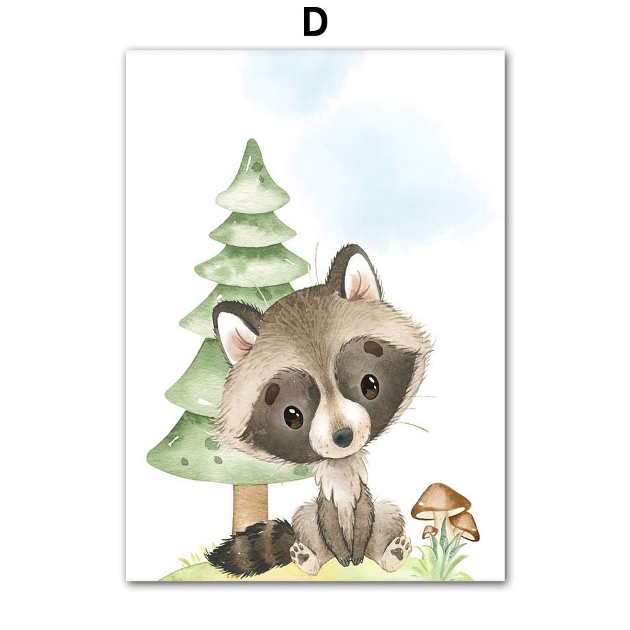 Niedliches Poster eines Waschbären im Wald mit Bäumen und Pilzen, ideal für die Wanddekoration im Kinderzimmer. Kunstwerk von justgoodmood, Titel: Poster Kinderzimmer Waldtiere Bäume.
