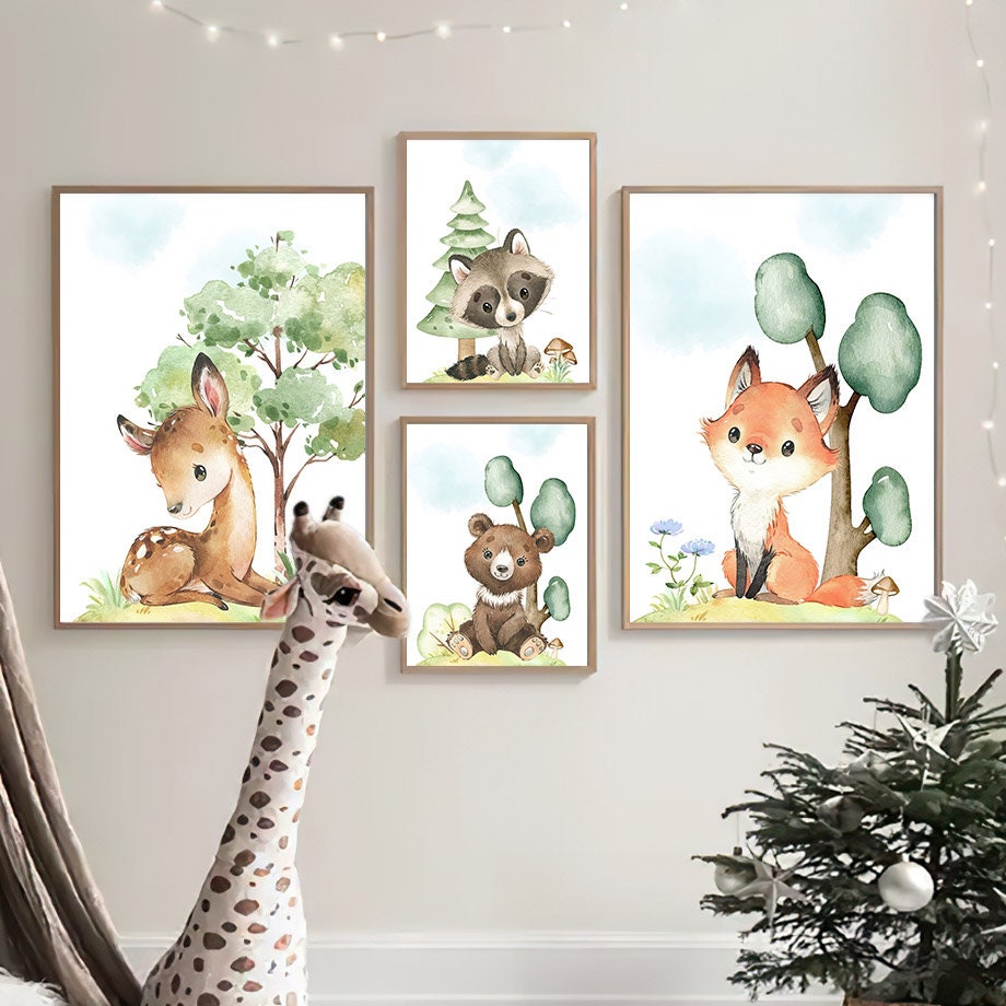 Fantasievolles Set von vier Postern mit Waldtieren, darunter ein Reh, ein Waschbär, ein Fuchs und ein Bär, perfektes Wandbild für das Kinderzimmer, von justgoodmood.