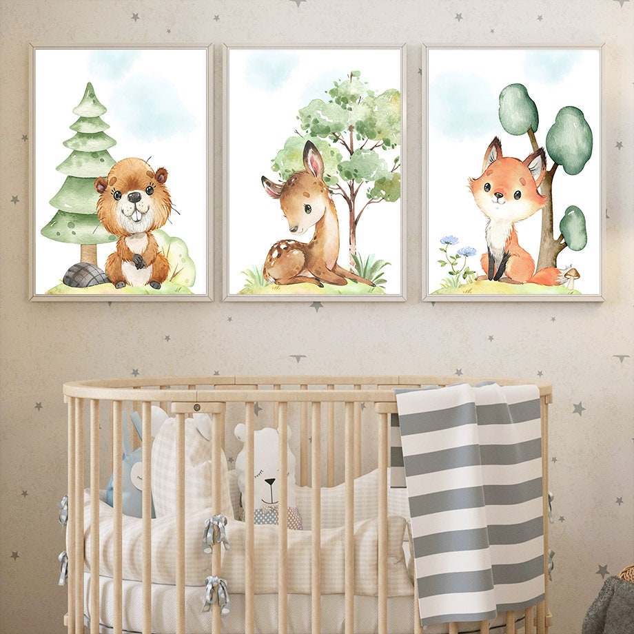 Charmantes Poster von Kinderzimmer Waldtiere mit einem schelmischen Bären, einem ruhenden Reh und einem niedlichen Fuchs, ideal für die Wanddekoration im Kinderzimmer von justgoodmood.