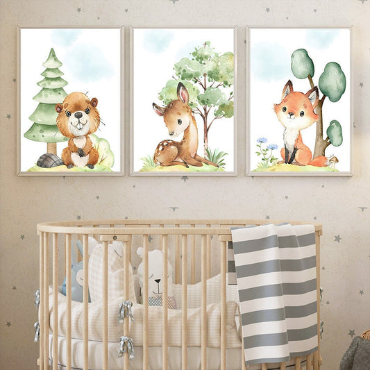 Charmantes Poster von Kinderzimmer Waldtiere mit einem schelmischen Bären, einem ruhenden Reh und einem niedlichen Fuchs, ideal für die Wanddekoration im Kinderzimmer von justgoodmood.