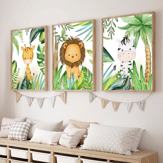 Verspieltes Wandbild Kinderzimmer 'Jungle Tiere' von justgoodmood zeigt Löwe, Giraffe und Zebra in einem lebhaften Dschungelhintergrund, ideal für die Kinderzimmerdeko.