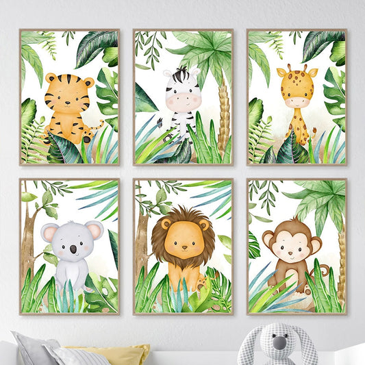 Bezauberndes Poster Kinderzimmer 'Jungle Tiere' von justgoodmood mit süßen Tiermotiven wie Tiger, Zebra, Giraffe, Koala, Löwe und Affe, umgeben von grünen Blättern.