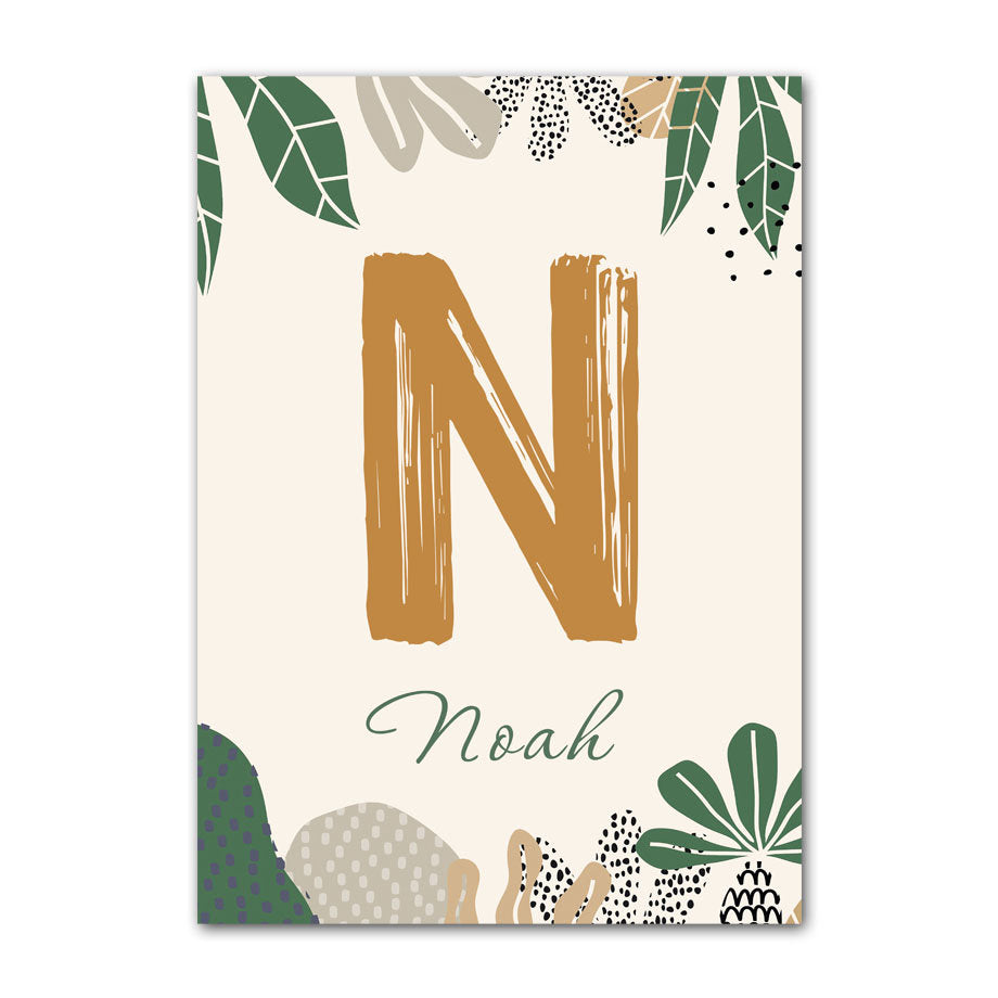 Personalisierbares Dschungelposter mit dem Buchstaben "N" und dem Namen Noah für das Kinderzimmer. Kunst-Druck von justgoodmood, Teil der "Hakuna Matata" Kollektion.