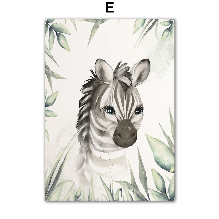 Niedlicher Zebra Kopf umgeben von Dschungelpflanzen, perfektes Poster für Kinderzimmer, personalisiert von justgoodmood, schafft eine fröhliche Atmosphäre für die Kleinen.