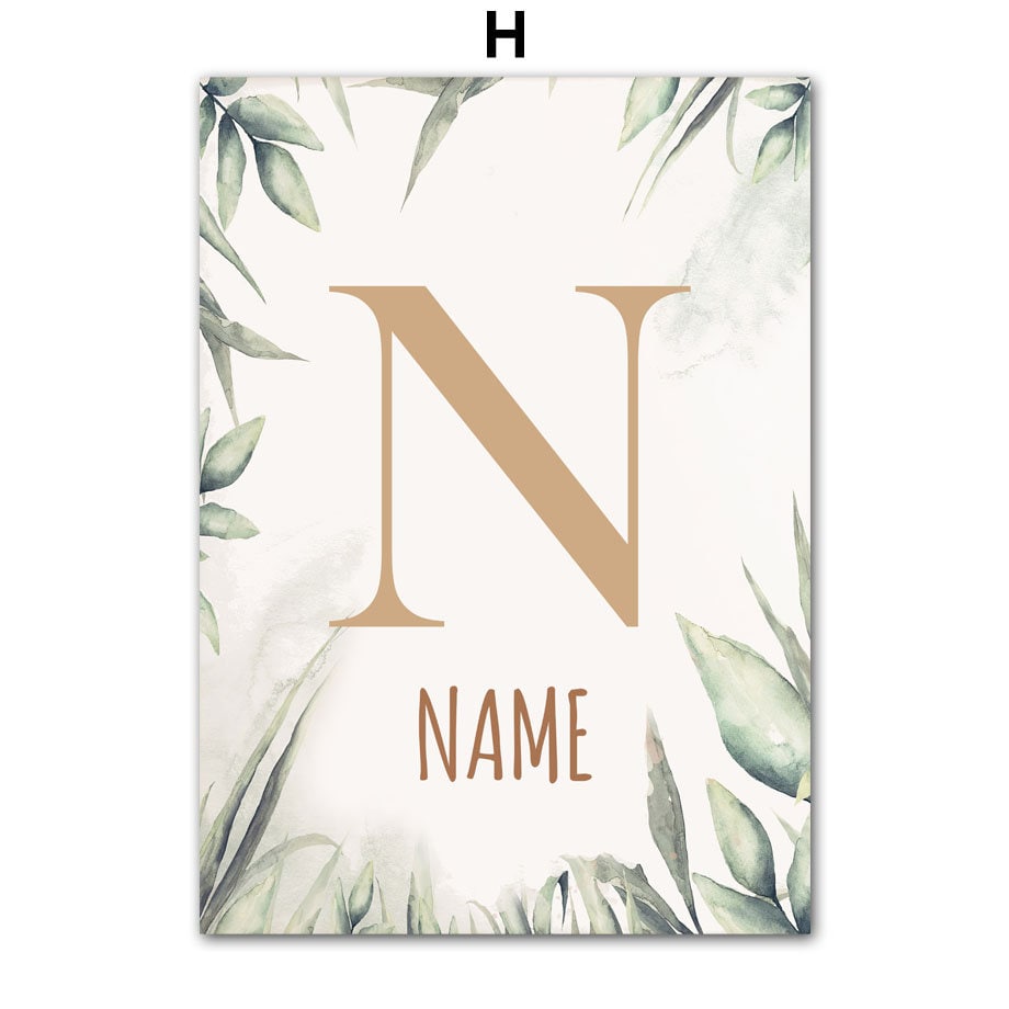 Buchstabenposter mit großem 'N' und dem Wort 'NAME', umgeben von einem Dschungel-Rahmen, perfekte personalisierte Deko für Kinderzimmer von justgoodmood, für eine einzigartige Wandgestaltung.