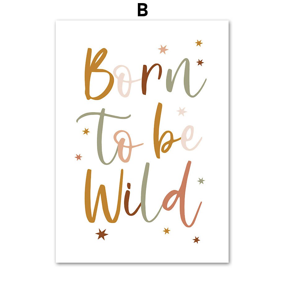 Inspirierendes Poster mit dem Spruch "Born to be Wild", erstellt von justgoodmood, ideal für die bunte Wanddekoration im Kinderzimmer und Teil des "Wald Berge Abenteuer" Motiv.