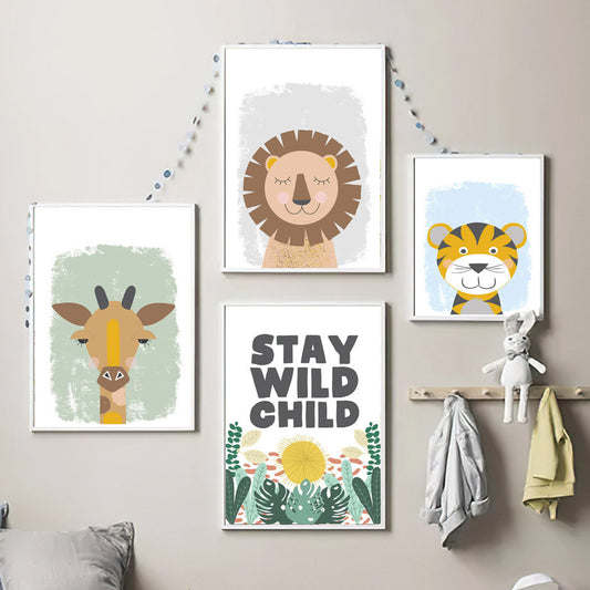 Charmante Dschungel-Tier Illustrationen für Kinderzimmer von justgoodmood: Poster mit einem Löwen, einer Giraffe und dem Schriftzug 'Stay Wild Child'.