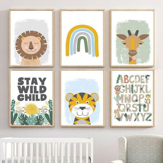 Buntes Wanddekor für das Kinderzimmer von justgoodmood: Plakate mit Dschungel-Tieren, Alphabet und fröhlichen Illustrationen für die Wandgestaltung.