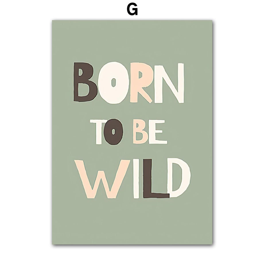 Inspirierendes Poster mit dem Schriftzug 'Born to be Wild' in fröhlichen Farben, perfekt für die kreative Gestaltung des Kinderzimmers von justgoodmood. Poster Kinderzimmer Dschungel Tiere I Kinderzimmer Bilder I Wand Deko I Kunst Druck I Deko Print I ohne Rahmen.