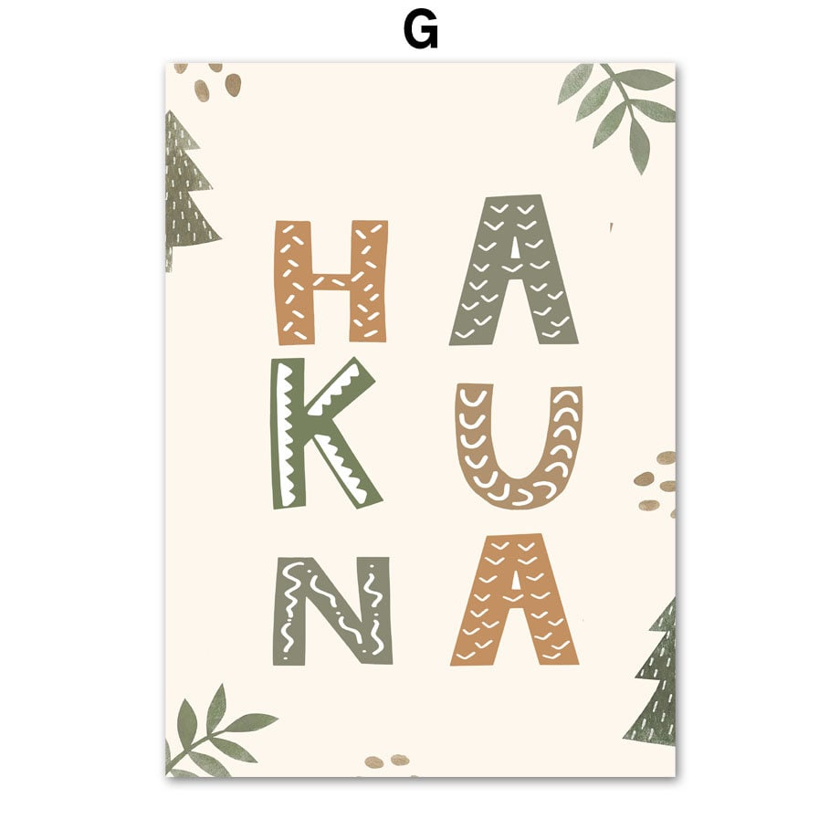 Helles Poster mit dem Schriftzug "HAKUNA" in fröhlichem Design, ideal für den Dschungel Abenteuer Look im Kinderzimmer von justgoodmood.