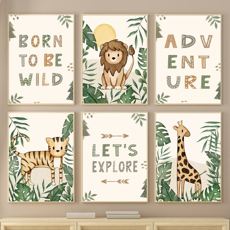 Bunte Wandkunst für Kinderzimmer von justgoodmood, Poster mit Abenteuerthemen, zeigt niedliche Dschungeltiere wie Löwen, Tiger und Giraffen mit liebevollen Sprüchen wie 'Born to be Wild' und 'Let's Explore'.