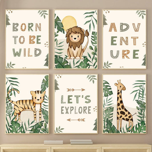 Bunte Wandkunst für Kinderzimmer von justgoodmood, Poster mit Abenteuerthemen, zeigt niedliche Dschungeltiere wie Löwen, Tiger und Giraffen mit liebevollen Sprüchen wie 'Born to be Wild' und 'Let's Explore'.